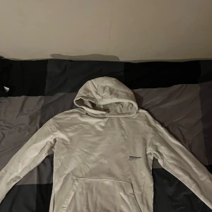 Jack and Jones hoodie - Skön hoodie från Jack and Jones liknar essentialistisk hoodie från fear of god. Storlek M