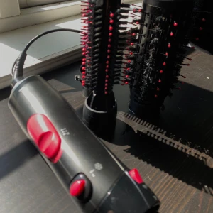 Varmluftsborste  - Jättebra varmluftsborste från Remington, använd men inga defekter. Rengörs noga. 