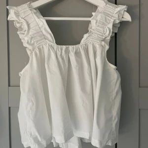 Söt sommrig topp  - En jättefin sommrig vit topp från Gina tricot💕