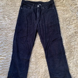 ManchesterByxor - Ett par skitsnygga manchesterbyxor med rak passform som är marinblå. Passar till absolut det mesta. 100% Bomull, skick 10/10. Strl S. Kan mötas upp i ronneby/karlskrona, skriv meddelande isåfall.