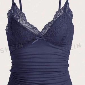 Linne med spets - Tajt och lite liten i storlek