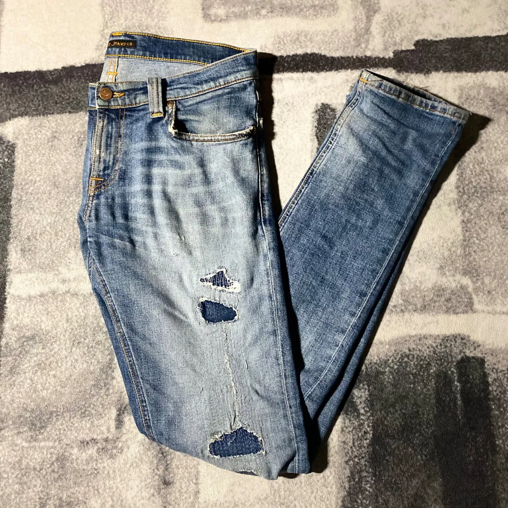 Säljer ett par väldigt unika och extremt snygga Nudie jeans i storlek W29 L32. Jeansen är slim fit och sitter extremt bra samt är väldigt bekväma. Gillar man inte hålen så kan man få dom ihopsydda gratis av Nudie. . Jeans & Byxor.