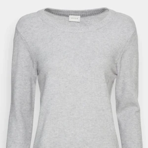 Stickad tröja - Superskön stickad tröja från Vila. Den är lite nopprig under armarna men annars inga skavanker. 