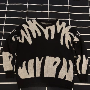 Stickad tröja - Storlek XXL men sitter lite som XL. Har inte haft dem på mig mer än fem gånger. Skick 10/10