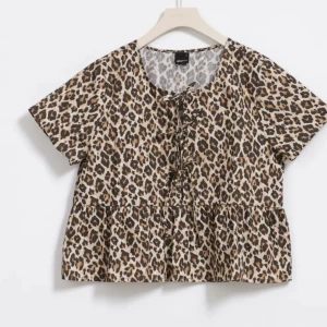 Gina leopard topp - Säljer denna sjukt snygga leopard topp som aldrig är använd! 