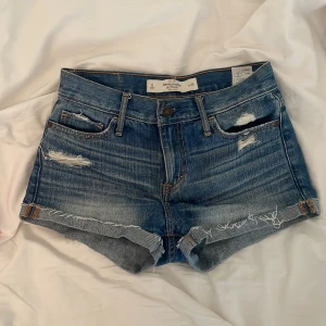 Jeansshorts  - Superfina jeansshorts från abercombie & fitch💗 Jättebra skick men för små för mig tyvärr 🫶🏼