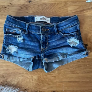 Holister jeans shorts  - Säljer mina jeans shorts! Inga defekter förutom höger kanten där en söm har gått upp. Går säkert att sy ihop men har inte provat. De säljs inte längre men köpte de ganska dyrt. Säljer billigt! Först till kvarn😊