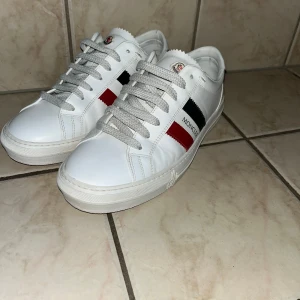 Moncler skor - Moncler Monaco skor i fint skick  Storlek 40  Är ej säker på äkthet då jag har köpt dom här på Plick men jag tycker att dom ser bra ut