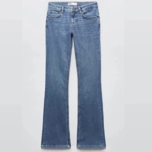 Zara jeans  - jätte fina jeans från zara, lågmidjade och bootcut ❣️säljer då dom är för stora, skriv för fler bilder