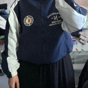 Tunn jacka - Bershka - Storlek XS - Tunn blå jacka från Bershka. Storlek XS. Sitter oversized. Enbart använt ett par gånger. Köpt från Zalando. Slutsåld. Nypris: 399kr. 