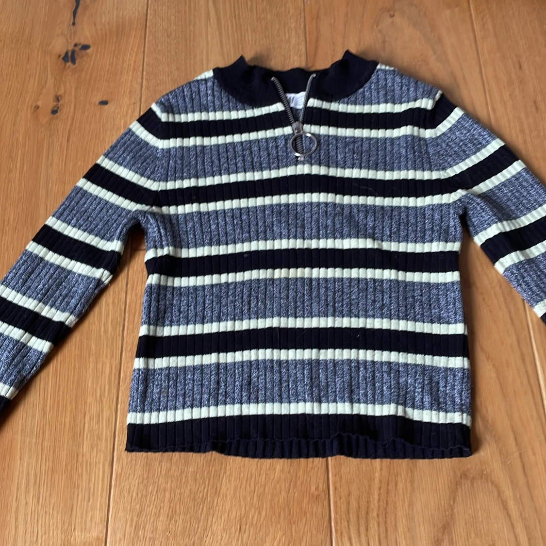  En hoodie och tre tjocktröja, 8-12 år.   - 93