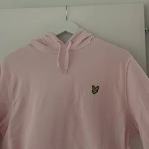LYLE & SCOTT hoodie - Lyle & Scott hoodie som aldrig använts. Köpt för 900kr. Storlek L. 