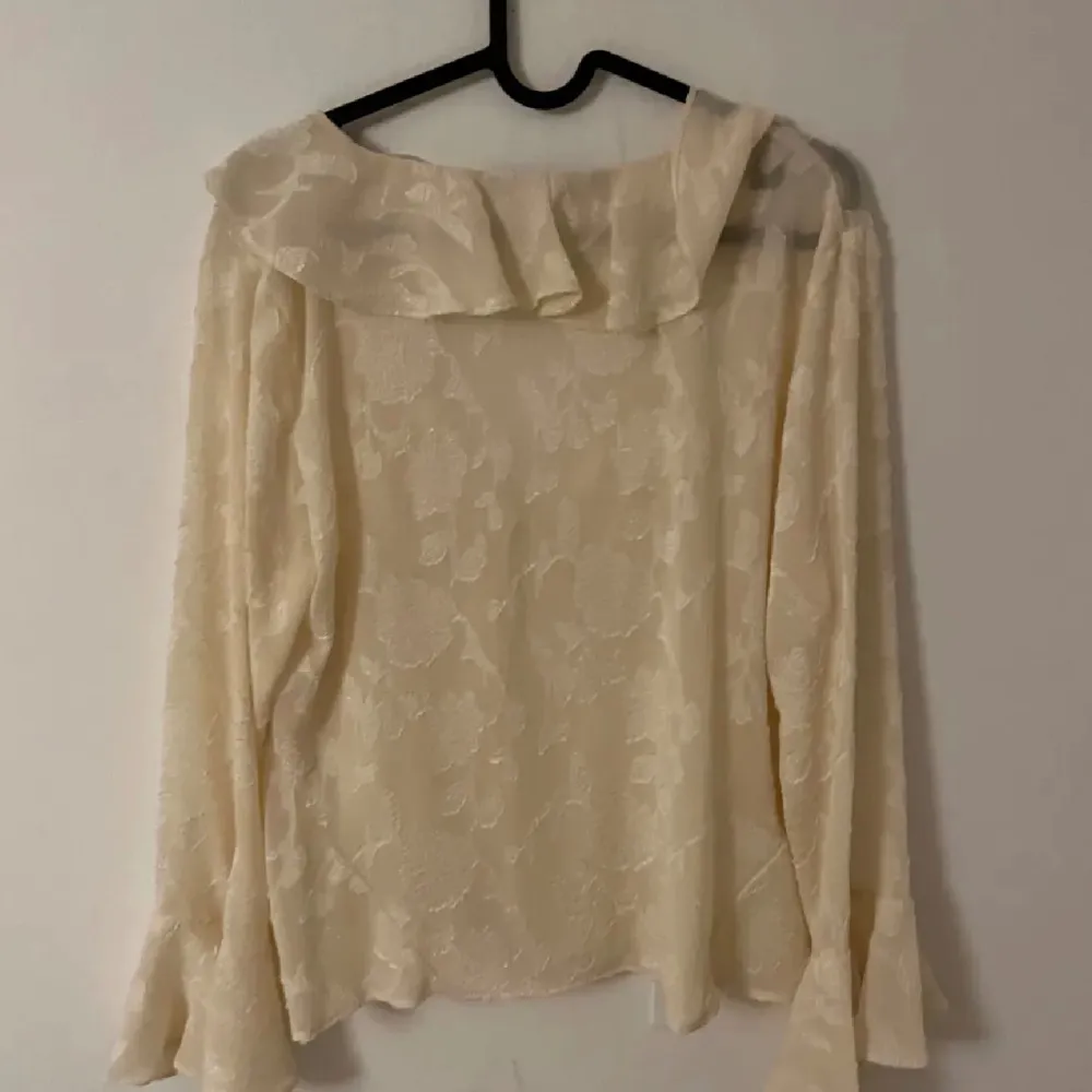 Jättefin zara blus i strl L men väldigt liten i storlek så skulle säga att den passar en s-m. Nypris är 379 kr. . Puserot.