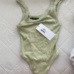 Grön body  - Helt oanvänd med prislappen kvar 
