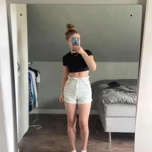Shorts - Stretchigt jeansmaterial, köpt 2020 och nästan aldrig använda då jag inte tycker dom passar❤️ Väldigt högmidjade med resår uppe vid midjan.