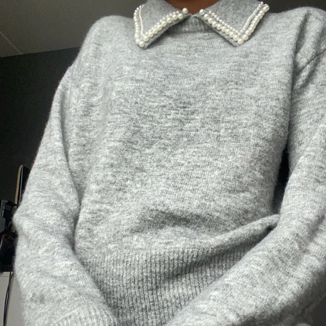 Stick tröja med pärlkrage