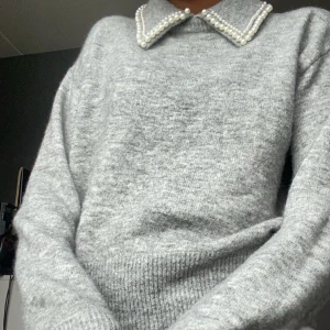Stick tröja med pärlkrage - Jättesöt stickad tröja ifrån H&M med pärlor på kragen😍 Väldigt fint skick, säljs då den inte längre kommer till användning. Skriv vid frågor!❤️