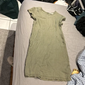 En grön klänning  - En jätte fin grön klänning storlek 32