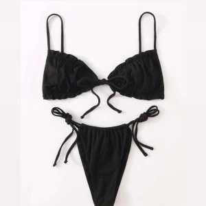 Bikini - Svart bikini från SheIn, aldrig använd!