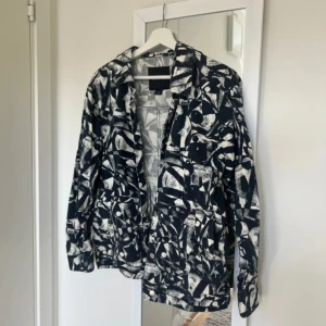 Overshirt Monki - Overshirt från Monki. Sparsamt använd. Strl XS.