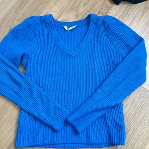 Superfin blå stickad tröja! - Superfin och skön stickad blå tröja från Cubus! Jätteskönt material.