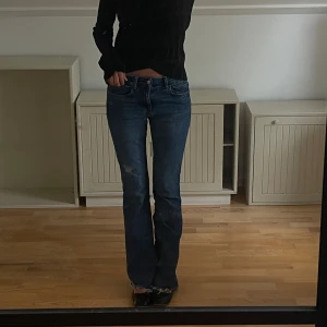 Flare jeans zara - Jeans med utsvängda ben. Passar perfekt för mig som är 173 cm lång.