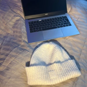 En vit vinter mössa  -  Den här mössan har jag köpt den där vintern. Den har knappt blivit använd och är redo att säljas. Den har ingenting användning och skickas i bra skick.