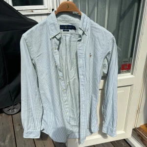 Ralph Lauren Oxford Skjorta, grönvit randig - Ralph Lauren skjorta i mycket bra skick, storlek S. Säljer pga vuxit ur den. Passar dig som är 170-180