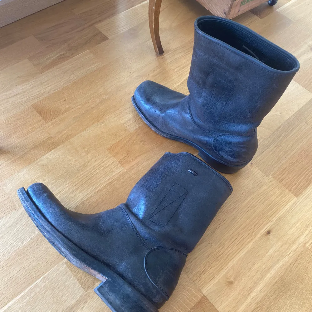 Our Legacy Flat Toe boots Size 43 (säljer dessa då de är för små för mig) Bra skick, använda men mycket kvar att ge. Grym patina! Svartgråa Slutsålda på rean i denna storlek Skobox medföljer från OL. Kengät.