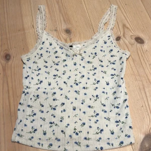 Söt topp - Jättesöt spetstopp/linne från H&M divided. Så söt!!☺️ Storlek XXS men passar som XS. Använd Max 4 gngr, nyskick. Obs: sista bilden är inte samma topp men väldigt lik, passformen är densamma. KOLLA MIN POFIL💕