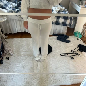 Två mjukis byxor  - Jätte sköna mjukis byxor från lager 157. Dom vita är aldrig använda för utom när jag prova dom. Dom svart har jag andvänt mer. Blivit små hål i sömnen som går vid rumpan,men det är ihop syt, bild 5.  Båda för 150 eller ett par för 200. 