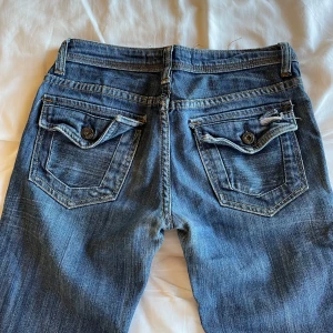 Jeans - Jättesnygga lågmidjade jeans från miss pinks. Säljer för att de var försmå i midjan för mig men annars så snygga! Storlek står inte men kan skicka måtten om ni är intresserade!