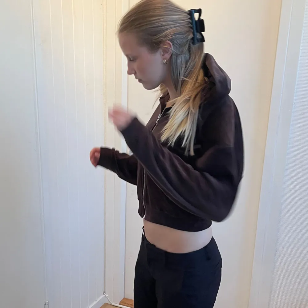 Ziphoodie ifrån bikbok i storlek S. Jättebra skick och superskönt material. 💓. Hoodies.