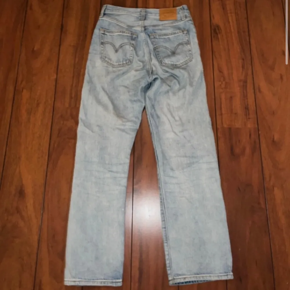 Säljer dessa Levis jeans eftersom de inte kommer till användning. Väldigt bekväma och ser ut som att de kan vara nya.. Jeans & Byxor.