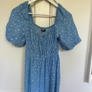 Blå klänning  - Jätte fin blå klänning, använt en gång förra midsommar
