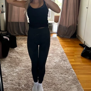 högmidjade träningstights  - Högmidjade och långa träningstights från lager157 i storlek xs/s. Använda några gånger men ser ut som nya!