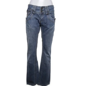 low waist bootcut jeans  - Midjemått: 86 innerbenslängd: 88cm  Pris kan diskuteras.