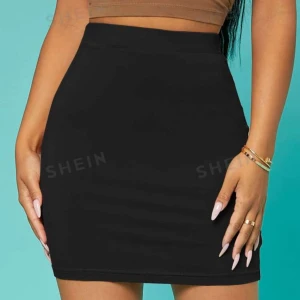 Svart kjol från Shein - En svart, tight kjol från Shein. Kjolen är kort och tillverkad av 94% viskos och 6% elastan, vilket ger den en stretchig och bekväm passform.