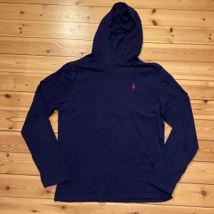 Ralph Lauren hoodie - En mycket fin marinblå hoodie från Ralph Lauren i mycket bra skick. Storlek S men passar även bra för M