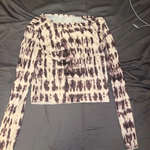 Spräcklig tröja - Spräcklig tröja använd några gånger 