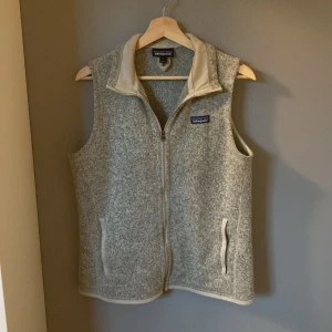 Patagonia väst - Storlek: L sitter mer som M Skick 8/10 använd men inga tydliga defekter  Perfekt till sommaren och hösten🙌