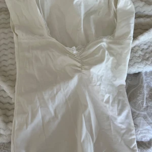 Fin vit topp - En topp som endast är testad och tvättad 1 gång, jag har storlek S och toppen är i storlek xs. Säljer den då jag upplever den som väldigt thight på mig själv!🫶🏼