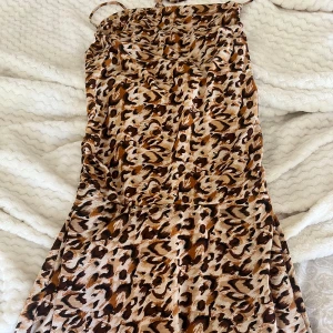 Leopardmönstrad klänning🐆 - Fin klänning som sitter thight på kroppen, den har öppenrygg till mitten av ryggen ungefär☺️🙏🏼klänningen knyts med snöre runt nacken🙌🏼😊Står att klänningen är i st M men jag upplever den som en S