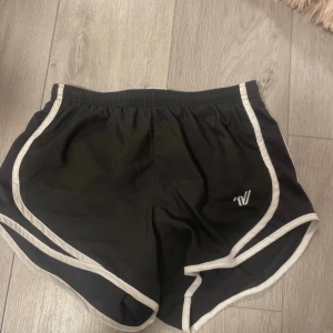 varsity shorts  - jättefint skick o använda få gånger, shortsen inuti är dock bortklippta men inget som syns på utsidan💓