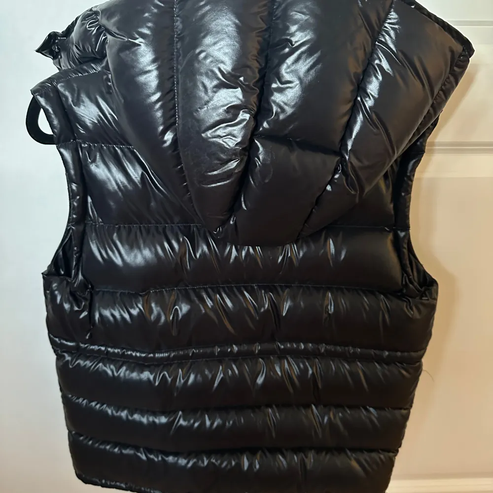 Säljer min superfina & sköna Moncler väst!  Modellen heter ”Ania Down Gilet” Inköpt från Moncler’s hemsida för 1,5 år sedan. Inga hål eller skador, så inprincip nyskick!  Är i barnstorlek i 14y/170 men är större i storlek så passar mig (Small)!. Jackor.