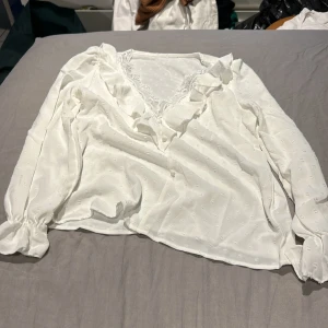 Söt blus  - Jätte söt vit blus står inget märke storlek xs 