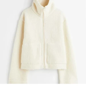 Populära teddyjackan!! - Säljer teddyjackan från hm som är helt slutsåld!!💕 finns inte att köpa längre och är väldigt eftertraktad! Knappt använd och är i nyskick☺️ passar så fint till höst, vinter eller vår!!