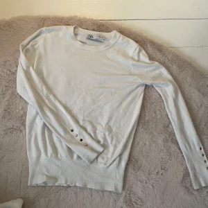 Långärmad tröja med guld detaljer  - Jätte fin tröja från zara, vit med guld detaljer på ärmarna. Ny skick.