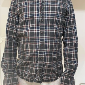 Gant Skjorta - Säljer en rutig Gant skjorta. Har knappt använt den. Säljer den för 200 exklusive frakt. Pris går att diskuteras.