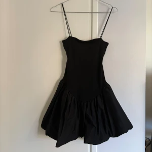 Svart kort klänning med ballongkjol, zara - Helt ny oanvänd kort klänning med ballongkjol, storlek S, stretch i överdelen💫 endast testad ☺️ 